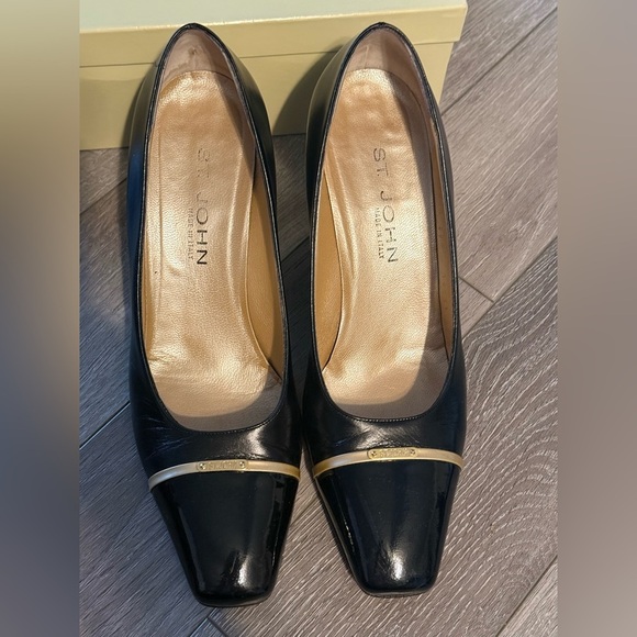 ST JOHN US 10b Black Patent & Smooth Leather Classic Medium Heel Pump $275 Msrp - Picture 3 of 11